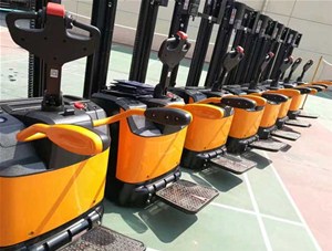  電動堆高車，率生產(chǎn)工具！